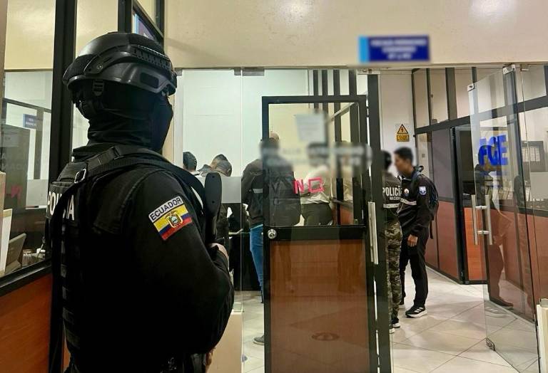 $!Policías custodiando a los agentes fiscales.