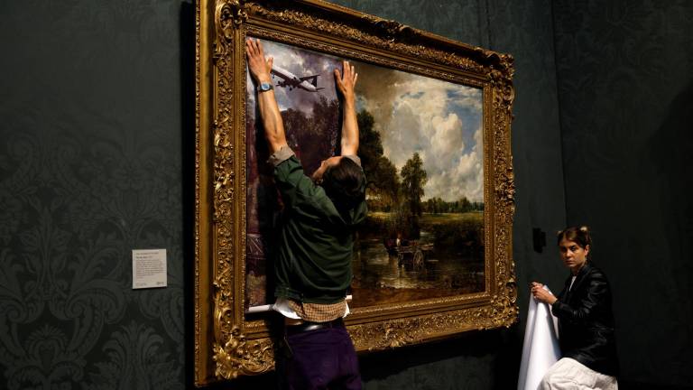 Dos ecologistas se pegan a un cuadro de la National Gallery de Londres como forma de protesta