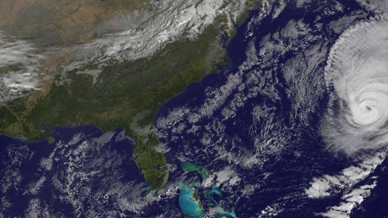 El huracán Nicole avanza hacia las Islas Bermudas
