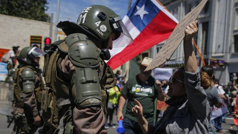 Jóvenes que no vivieron la dictadura en Chile retan a militares que marcaron a sus padres