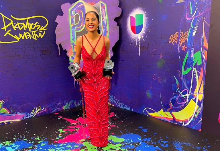 $!La cantante estadounidense Becky G posa con sus dos premios al final de la gala de entrega de los Premios Juventud.