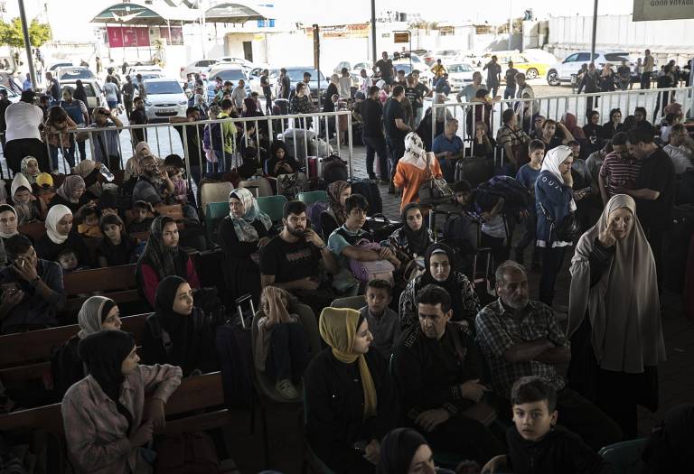 $!Palestinos esperan en la terminal del paso de Farah, frontera con Egipto.