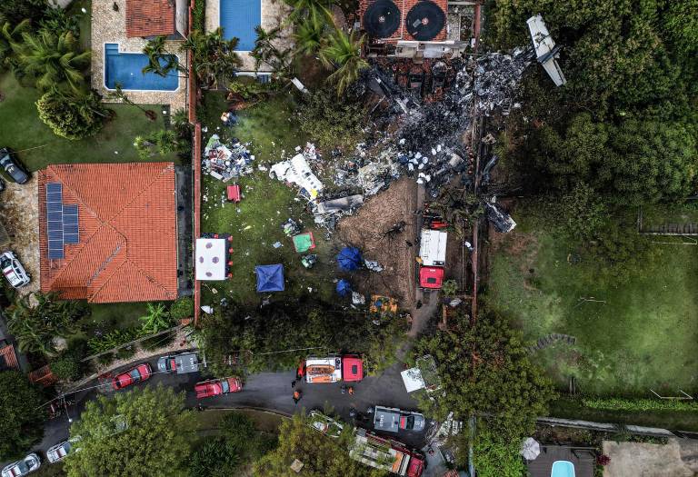 $!Esta foto muestra una vista aérea de los restos de un avión que se estrelló con 62 personas a bordo en Vinhedo, estado de Sao Paulo, Brasil, el 10 de agosto de 2024.