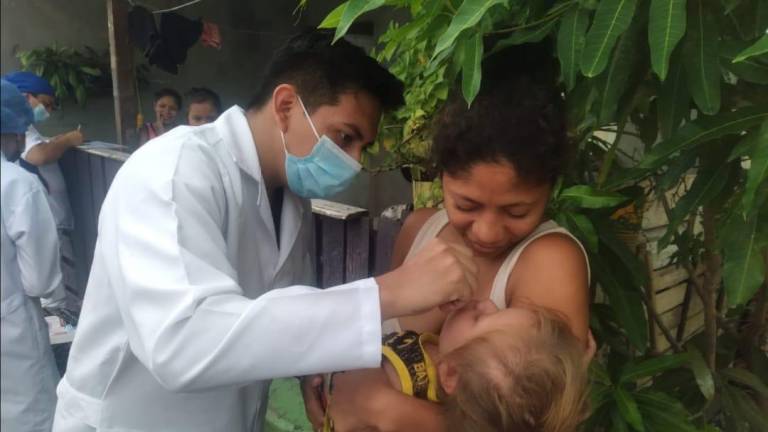 Estudiantes de enfermería se suman a campaña de vacunación