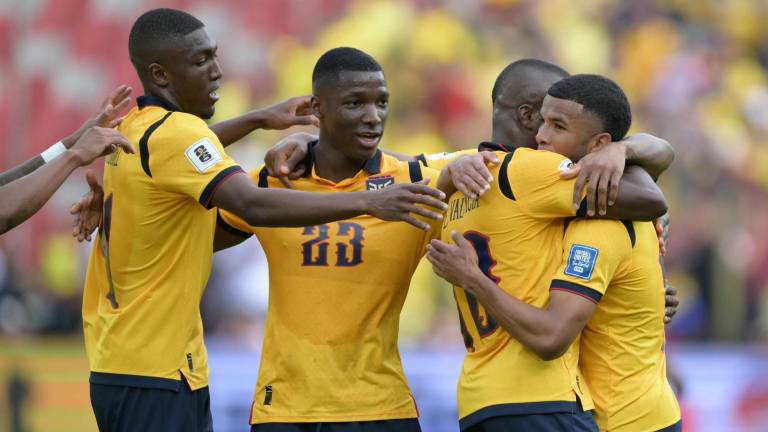 El delantero #13 de Ecuador, Enner Valencia (2.º por la derecha), celebra con sus compañeros tras anotar.