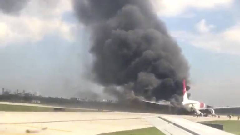 Incendio en avión de Florida deja al menos 7 heridos