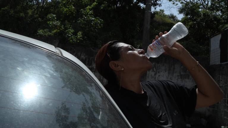 Ola de calor en Guayaquil: ciudadanos duermen en sus autos por extensos cortes de luz
