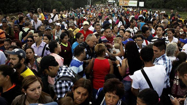 Casi 30.000 personas cruzan frontera Venezuela-Colombia
