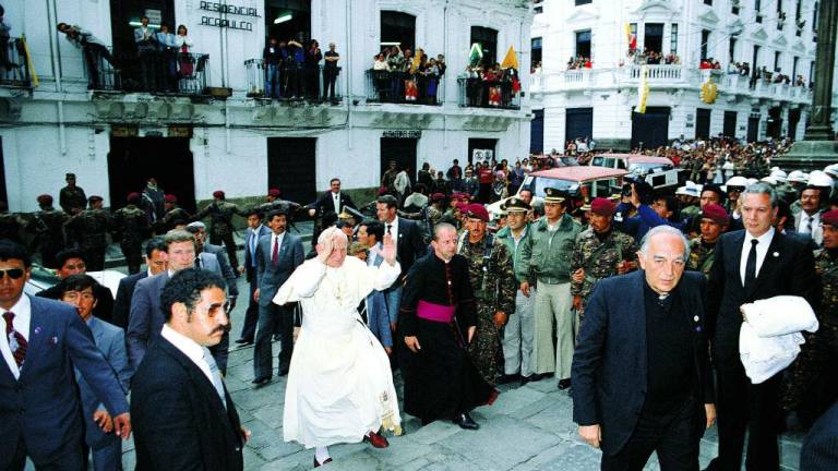 Francisco llega a Ecuador 30 años después de Juan Pablo II
