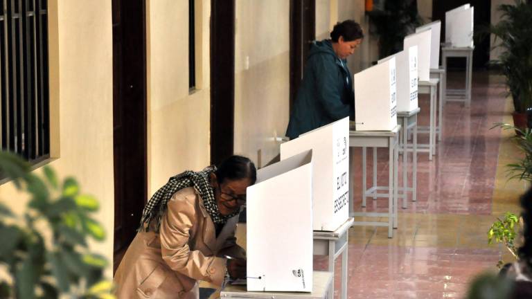 Mujer adulta ejerciendo su derecho al voto en el marco de las Elecciones Generales 2025, durante la Segunda Vuelta. Archivo.