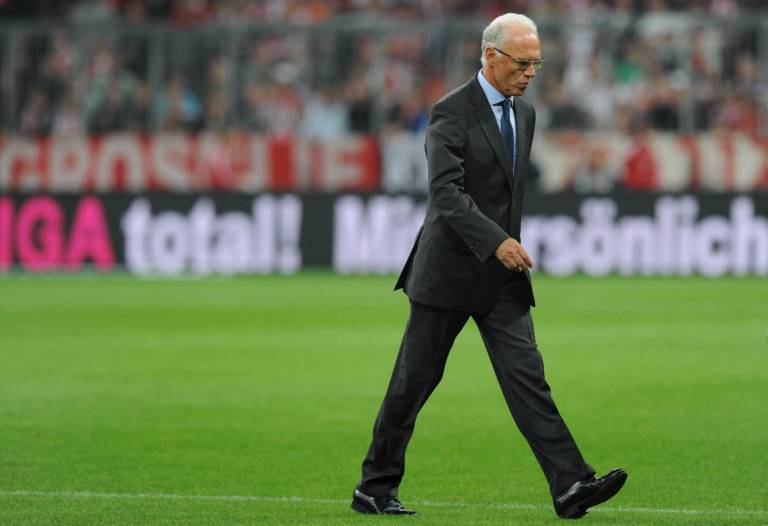 $!El ex presidente del Bayern de Múnich, Franz Beckenbauer, abandona el campo antes de un partido amistoso entre el FC Bayern de Múnich de la primera división de fútbol alemana y el Real Madrid en Múnich, sur de Alemania, el 13 de agosto de 2010.