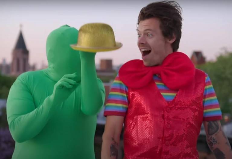 $!James Corden fue el director del nuevo video de Harry Styles y solo costó $ 300