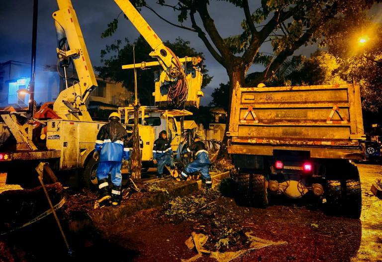 $!Fuerte lluvia en Guayaquil provoca colapso de una casa, árboles caídos y varias emergencias