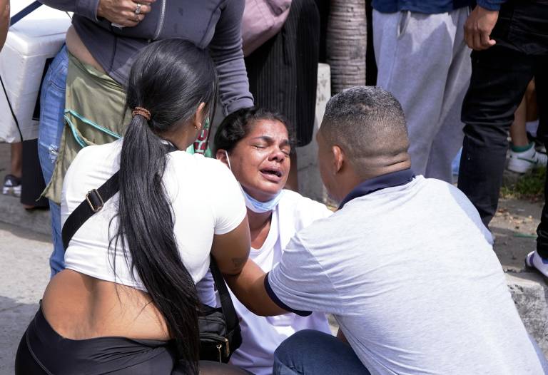 $!Fotografía que muestra a familiares reaccionando ante la identificación de los fallecidos a las afueras del centro forense.