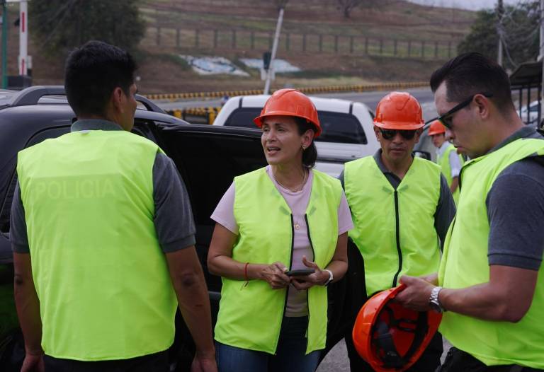 $!Durante aproximadamente cuatro meses, Inés Manzano encabezó ambos ministerios. La foto muestra cómo supervisa un recorrido por un relleno sanitario.