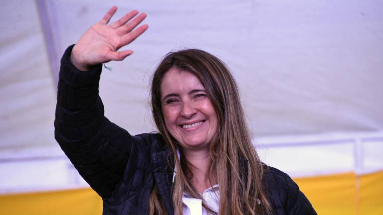 La senadora colombiana Paloma Valencia, candidata presidencial por el partido Centro Democrático, saluda durante un diálogo comunitario en el parque central de La Estrella, departamento de Antioquia.