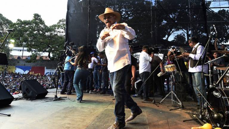 Oscar D'León vuelve a tocar en su barrio 32 años después