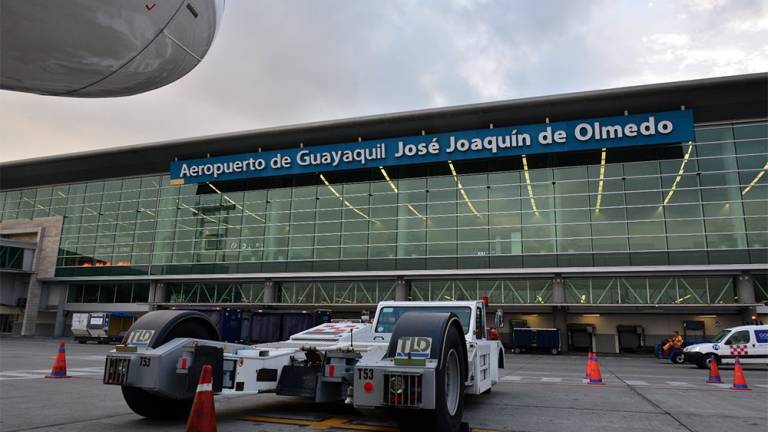 Reanudan operaciones en aeropuerto de Guayaquil tras caída de ceniza volcánica