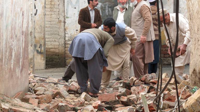 Sube la cifra de muertos por el sismo en el sur de Asia