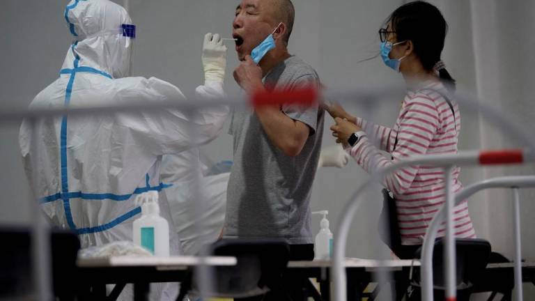 Sube la cifra de muertos por brote de COVID en Shanghái y comienzan test masivos