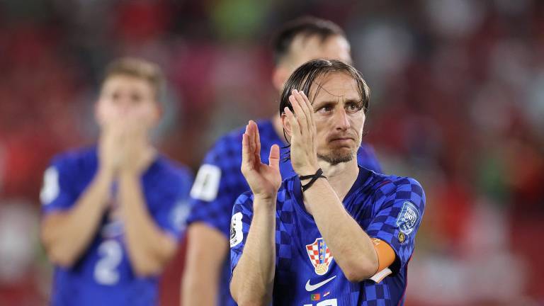 Luka Modrić saluda a los aficionados tras la derrota por 1-2 en el partido de dieciseisavos de final de la Copa Mundial de la FIFA 2026 entre Portugal y Croacia.