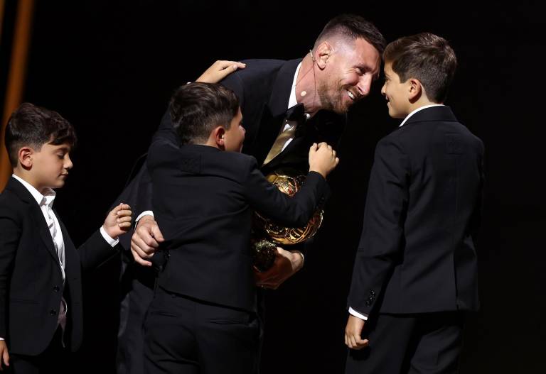 $!El internacional argentino Lionel Messi está acompañado en el escenario por sus tres hijos después de ganar el Balón de Oro 2023 durante la ceremonia del Balón de Oro 2023 en el Teatro du Chatelet en París, Francia.