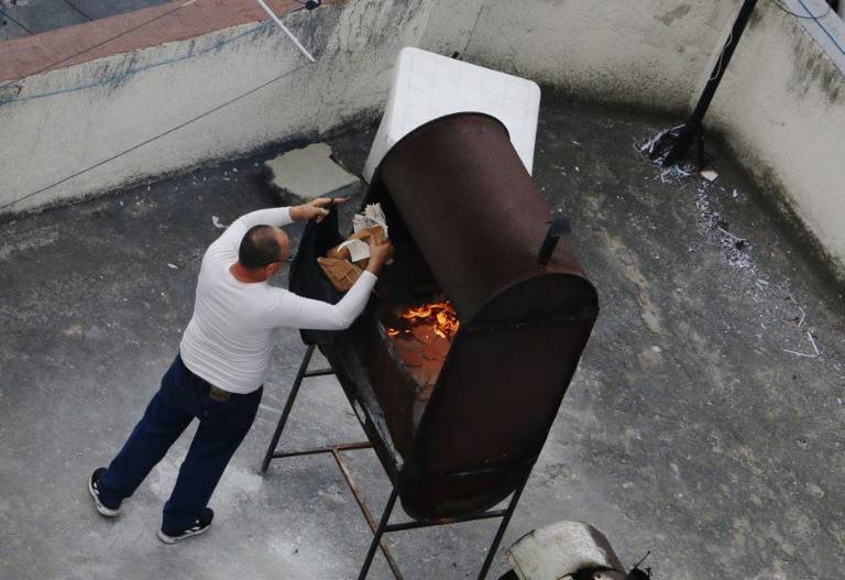 $!Funcionario quemando documentos en la terraza de la Embajada de Cuba en Quito.