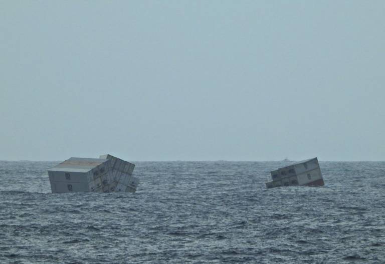 $!Contenedores de un barco con bandera liberiana luego de que naufragara frente a la costa de Kerala, en el sur de la India.