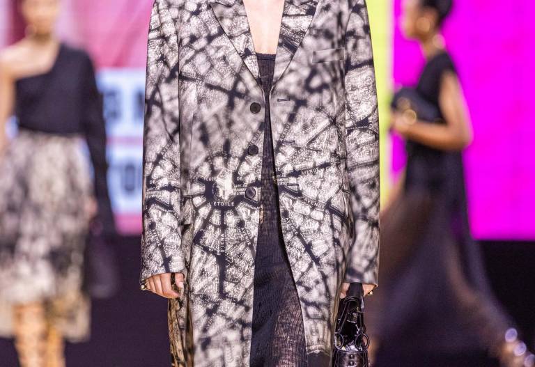 $!Chaqueta estampada, creación de la diseñadora Maria Grazia Chiuri de la colección Dior Primavera/Verano 2024 presentada en la Semana de la Moda de París
