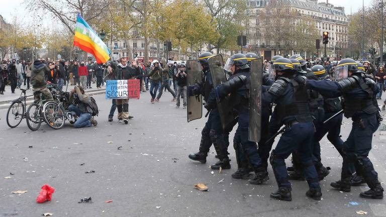Policía dispersa con gases una manifestación en París