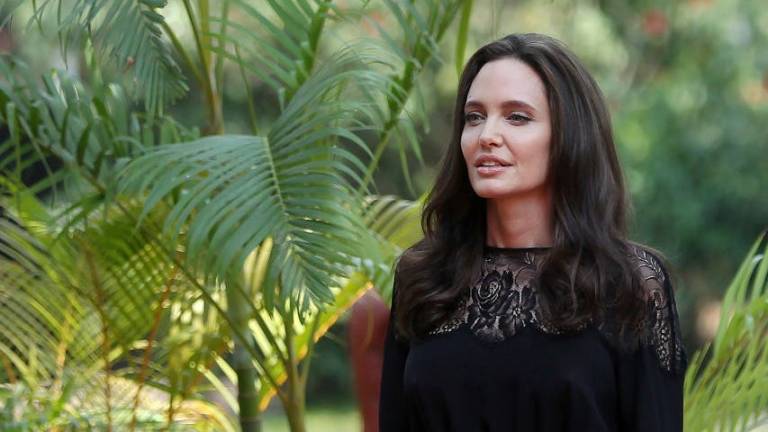Un video muestra a Angelina Jolie y a sus hijos comiendo insectos
