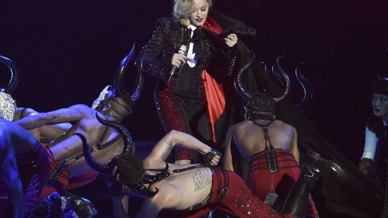 La edición 35 de Brit Awards será recordada por la caída espectacular de Madonna