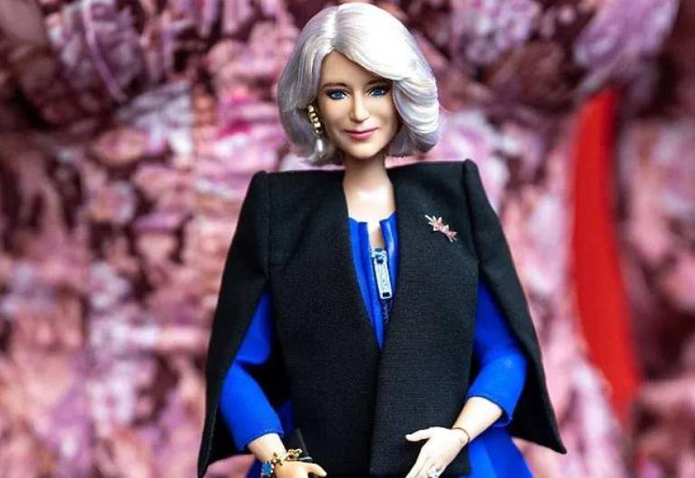 $!La Barbie reina Camila le fue obsequiada a la esposa de rey Carlos III de Gran Bretaña.