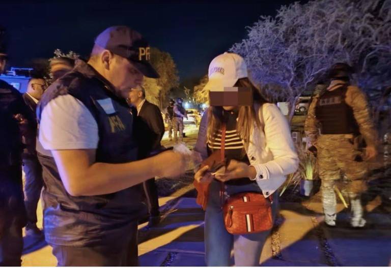 $!VIDEO | La esposa y tres hijos de alias 'Fito' son deportados desde Argentina, tras megaoperativo en Córdoba
