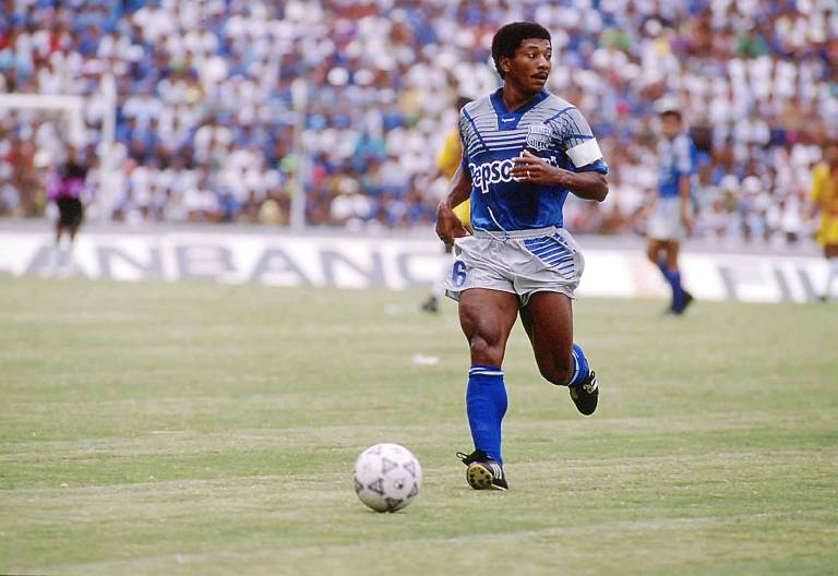 $!Luis Capurro, como capitán de Emelec. El lateral izquierdo fue elegido en dos ocasiones, estando en ese club, como el mejor de su puesto en América.