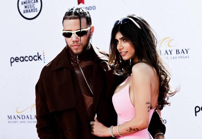 $!Jhay Cortez, quien asistió con Mia Khalifa a los Latin American Music Awards, subió al escenario a recibir el premio por la canción Dakiti que interpreta con Bad Bunny.