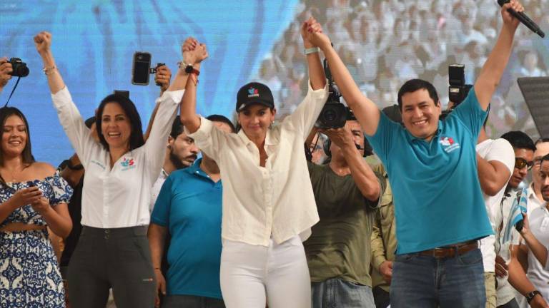 En la foto, Luisa González, Marcela Aguiñaga y Andrés Arauz.