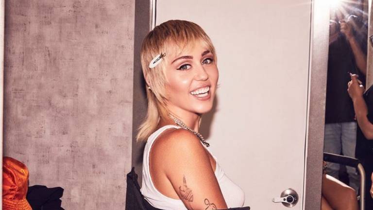 Miley Cyrus, como una locomotora con su &quot;rock nostalgia&quot; de Stevie Nicks, Joan Jett y Debbie Harry