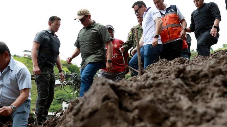 Noboa recorre zona afectada por aluvión en Piñas