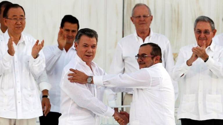 Santos y &quot;Timochenko&quot; firman la paz en Cartagena
