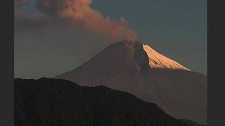 Geofísico alerta sobre incremento en el número de explosiones en volcán Sangay, cuya ceniza afectó 6 provincias