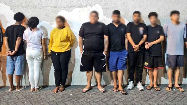 En Trinitaria Norte, al sur de Guayaquil, fueron aprehendidos ocho personas, dos de ellas adolescentes.