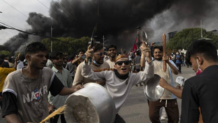 Manifestantes queman el Parlamento de Nepal tras dos días de protestas contra la corrupción