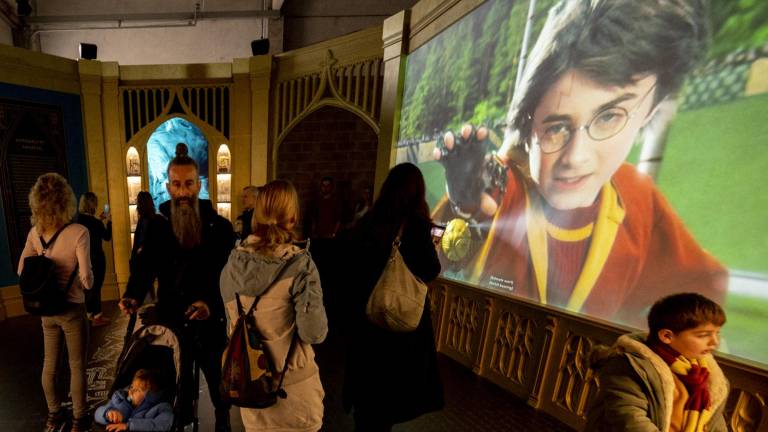 Foto de visitantes de la exhibición de Harry Potter en Viena. Hoy que la saga cumple 25 años se lanza el videojuego Hogwarts Legacy.