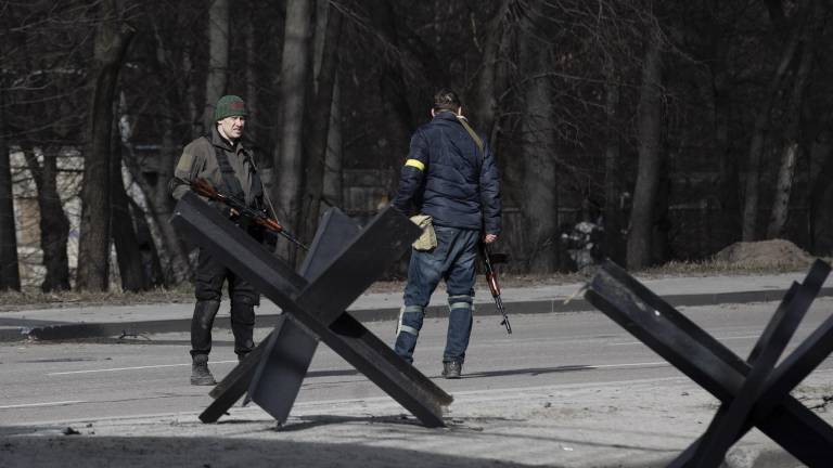 Los combatientes de Defensa Territorial de Ucrania se paran en un puesto de control en Kiev, el 27 de febrero de 2022.