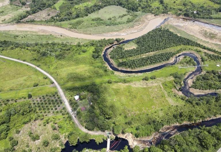 $!Fotografía difundida por la Municipalidad de Esmeraldas que muestra el río Esmeraldas luego del derrame de petróleo.