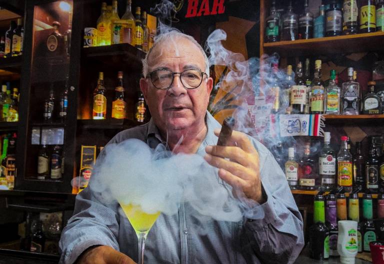 $!El maestro bartender Jose Rafa Malen fuma un tabaco frente a un original daiquiri.