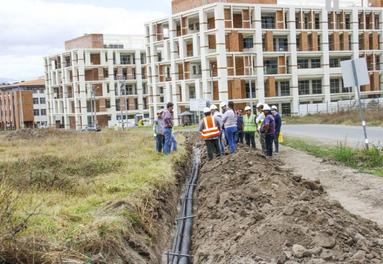 $!A la falta de avance de obra se suma otra dificultad: no hay permisos de construcción y hay dudas sobre la propiedad de la tierra. Tampoco se puede aumentar la capaciad de alumnos por falta de aulas.