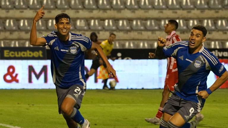 José Cevallos celebrando el gol junto a José Neris.