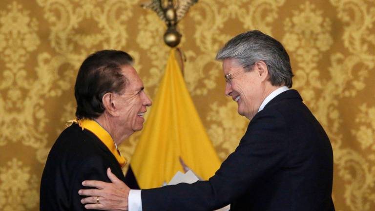 Don Alfonso Espinosa de los Monteros fue condecorado con la Orden Nacional al Mérito en Carondelet tras su retiro